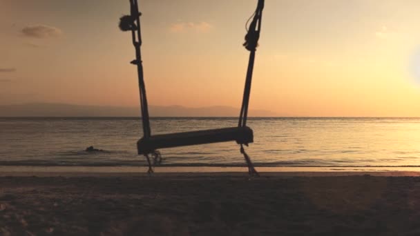 Balançoire vide sur le littoral paysage nature paysage — Video