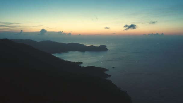 Dusk seascape cliff coastline scenery aerial view — Αρχείο Βίντεο