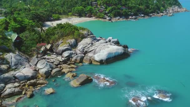 Эпический пейзаж пляжа скалистая береговая линия вид с воздуха — стоковое видео