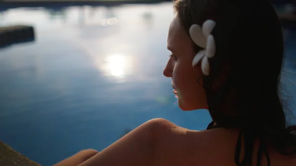 Frau entspannt sich im Schwimmbad des thailändischen Resorts — Stockfoto