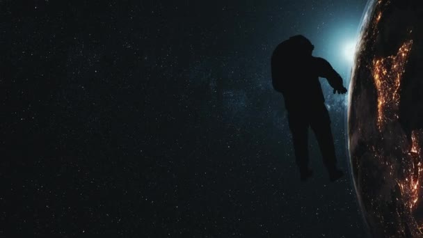 Astronaut silhouet tegen realistische aarde — Stockvideo