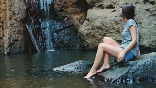 Vrouw genieten van uitzicht op Thailand cascade waterval — Stockvideo