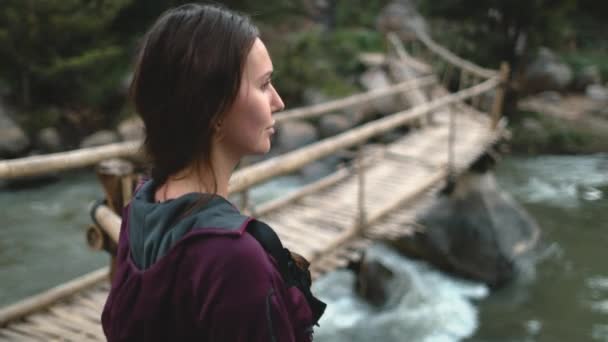 타이 의산 위에서 있는 다리 위에서 있는 여자 — 비디오