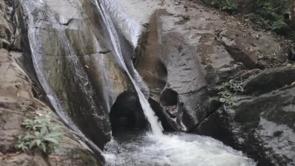 Cascata flusso paesaggio di montagna intorno primo piano — Video Stock