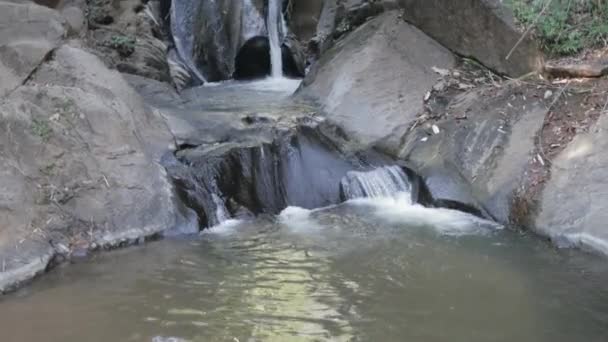 Kristall Wasserfall Flow Felswand Gebirgsfluss — Stockvideo
