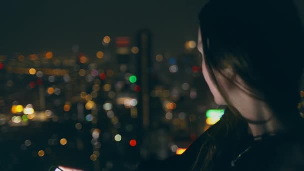 Épica iluminación paisaje urbano horizonte nocturno azotea — Vídeos de Stock