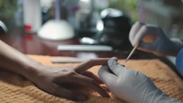 Manicura master formas uñas con lima de uñas — Vídeo de stock