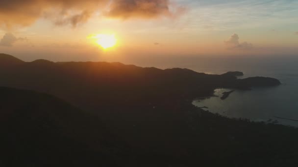 Epicki krajobraz morski o zachodzie słońca widok z powietrza — Wideo stockowe