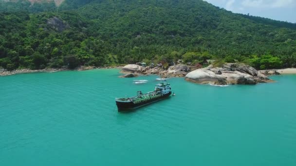 Barco de carga exótico isla en vista aérea del puerto — Vídeo de stock