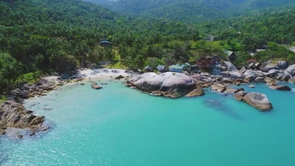 Plage exotique lagune pierreuse scène de la côte vue aérienne — Video