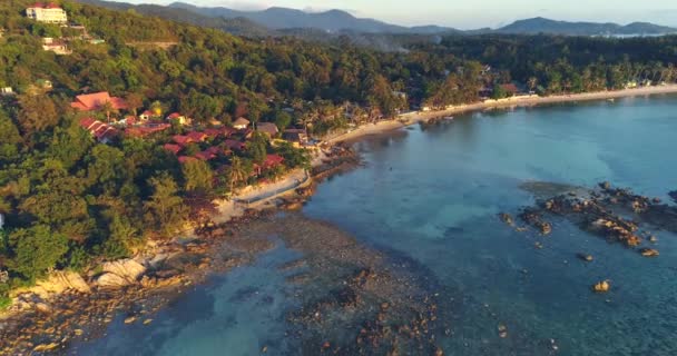Épico ilha rochosa praia costa vista aérea — Vídeo de Stock
