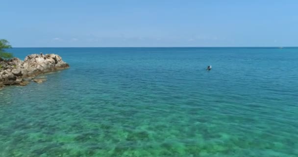 Île rocheuse mer ouverte paysage marin vue aérienne — Video