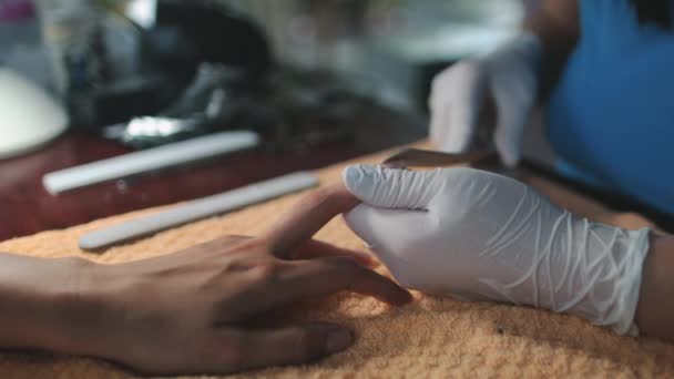 Schneiden von Handfeilen, Ausrichtung der Nagelplatte — Stockvideo