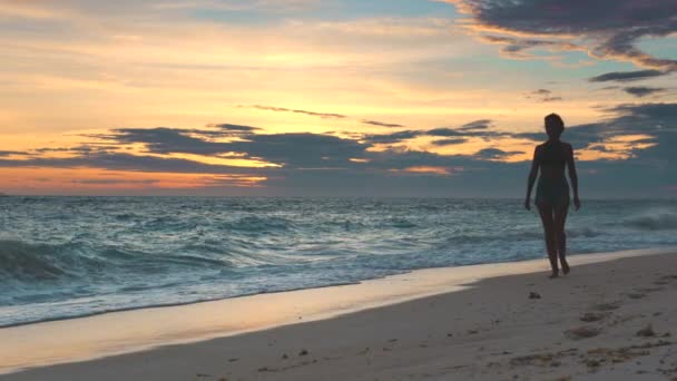 Schöne Frau zu Fuß entlang Strand Sonnenuntergang Konzept — Stockvideo