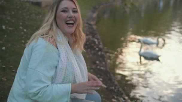 Mujer bonita más tamaño risa relajarse en la superficie del lago — Vídeos de Stock
