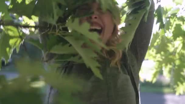 Šťastná žena Plus velikost skok pro radost město venku — Stock video