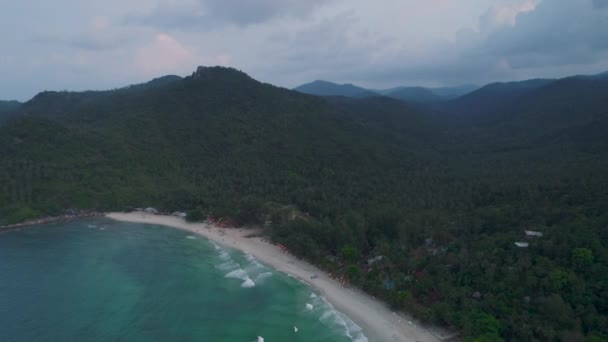 Eiland kustlijn heuvel keten panoramisch uitzicht vanuit de lucht — Stockvideo