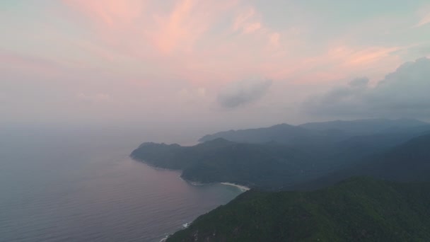 Costa insular ao nascer do sol superfície de água aberta — Vídeo de Stock