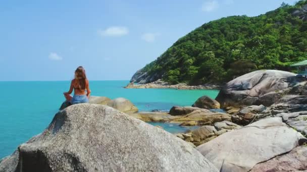 Colinas rochosas inclinação praia costa vista aérea — Vídeo de Stock