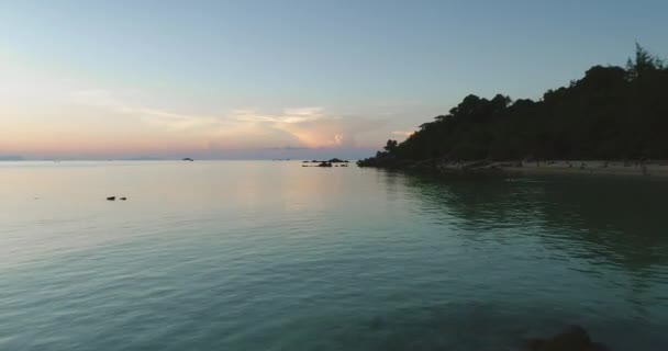 Plage île collines rocheuses paysage vue aérienne — Video