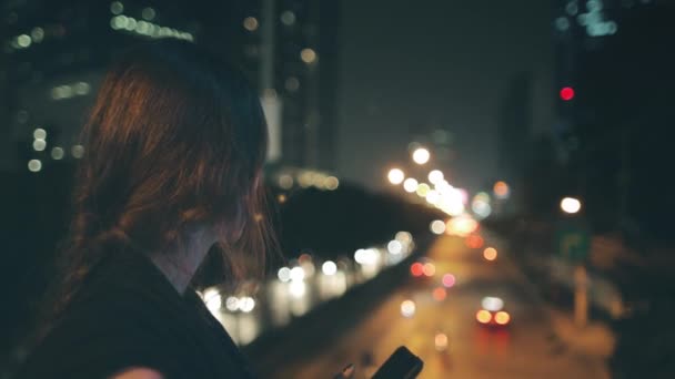 Tráfico de la ciudad flujo de coches noche autopista borrosa luz — Vídeo de stock