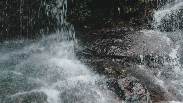 Gebirgskaskade wilder Wasserfall Thailand Urlaub — Stockfoto