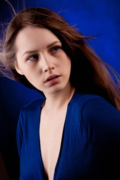 Retrato Uma Menina Bonita Uma Blusa Azul — Fotografia de Stock