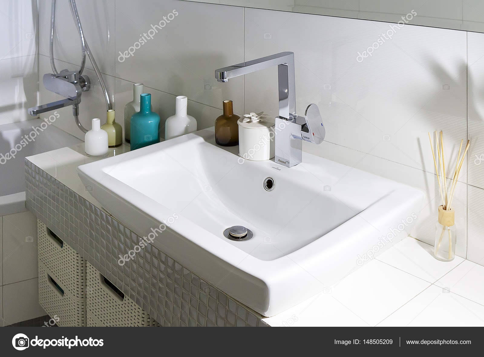 Badkamer met wastafel en glazen flessen — Stockfoto © deekens #148505209 Badkamer met wastafel en glazen flessen — Stockfoto © deekens #148505209
