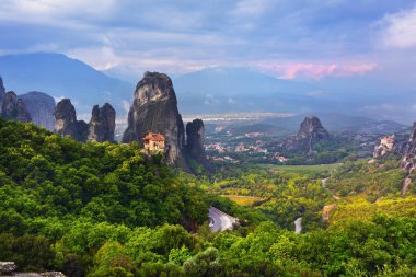  Meteora Peyzaj ve Manastırı Roussanov üzerinde ön plan, Yunanistan