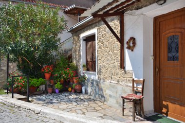 Sokakta Rum köyü Kastraki, Meteora, Yunanistan