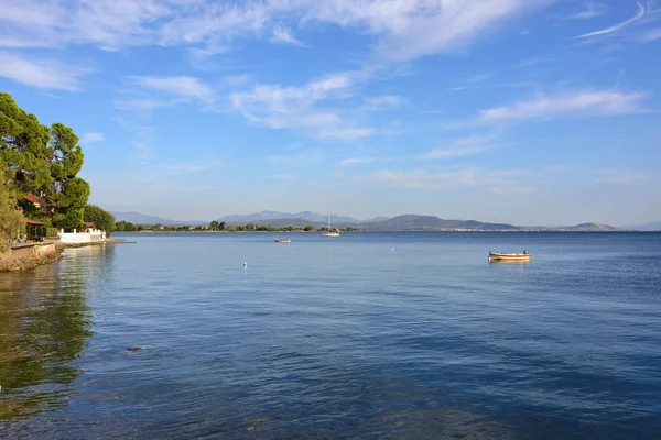 Mar Egeo, Calcis, Grecia. Pequeños barcos en el agua azul —  Fotos de Stock