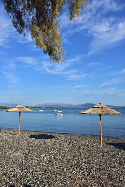 Plaża żwirowa i parasole w Grecji — Zdjęcie stockowe