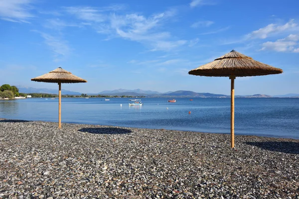 Plaża żwirowa i parasole w Grecji — Zdjęcie stockowe