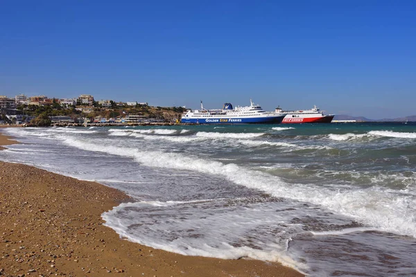 船舶在港口阿尔忒弥斯，阿提卡，希腊 — 图库照片