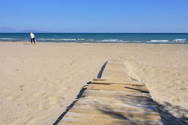 La fin de la période des fêtes sur la plage d'Artemis, Attique, Grèce — Photo