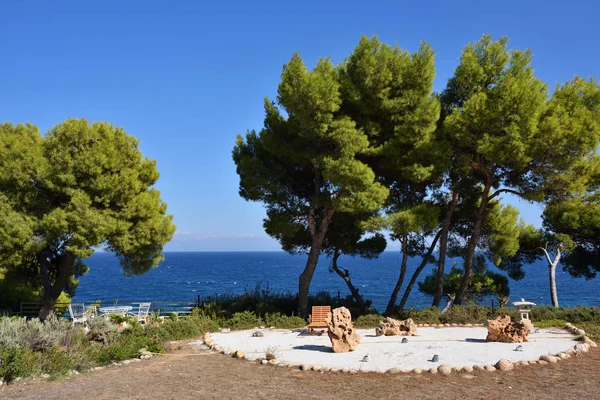 Garden on the Aegean sea coast, Attica, Greece — Stock Photo, Image