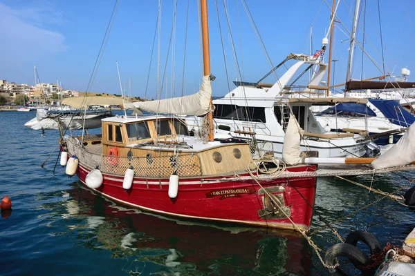 Iate à vela atracado na marina. Grécia — Fotografia de Stock