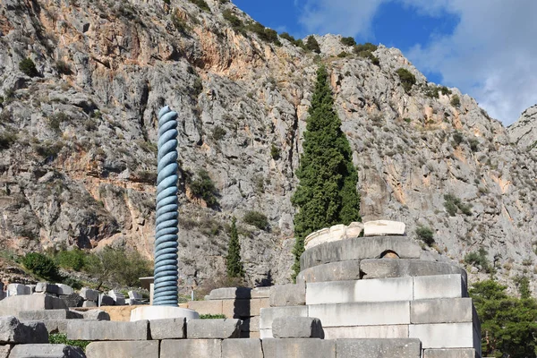 La antigua columna griega en Delfos, Grecia — Foto de Stock