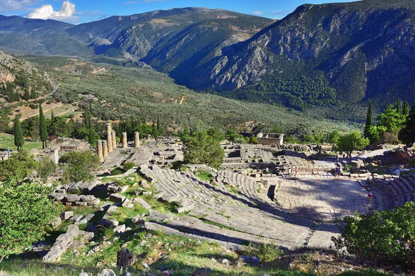 剧院和希腊的德尔斐的阿波罗神庙 — 图库照片
