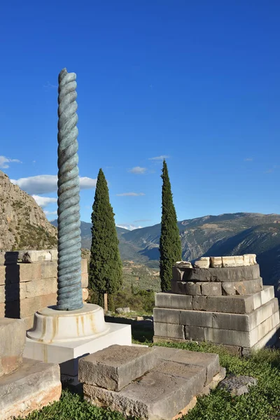 La antigua columna griega en Delfos, Grecia — Foto de Stock