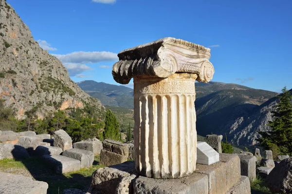 La antigua columna griega en Delfos, Grecia — Foto de Stock