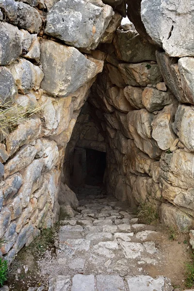 Mycenae ve Tiryns arkeolojik sitesi. Dung girişi