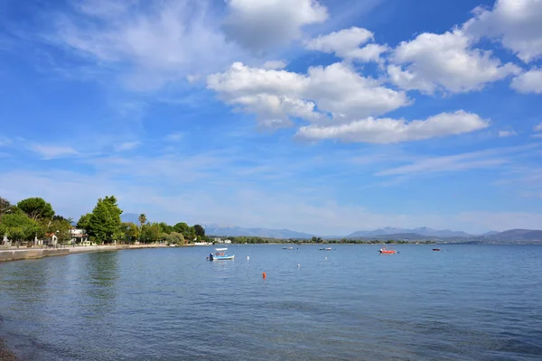 Ägäis, Chalcis, Griechenland. kleine Boote auf dem azurblauen Wasser — Stockfoto
