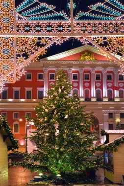 Rusya'nın Moskova Belediye binasının Noel aydınlatma dekorasyon