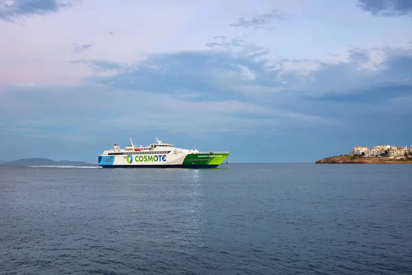 Veerboten in de haven van Rafina, Attica, Griekenland — Stockfoto