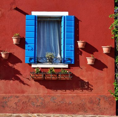 Kırmızı duvar ve pencere. Burano Adası, Venedik, İtalya
