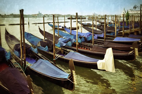 Venedig förtöjda gondoler — Stockfoto