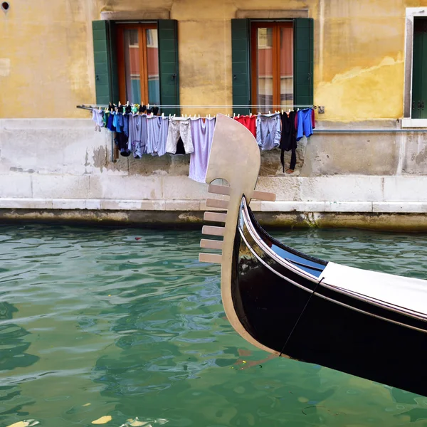 Canal veneciano con góndola —  Fotos de Stock