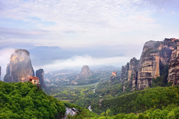 Meteora paisagem e mosteiro Roussanov em primeiro plano, Grécia — Fotografia de Stock