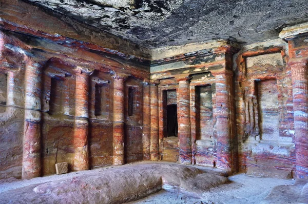 Färgade Triclinium i Petra, Jordanien — Stockfoto